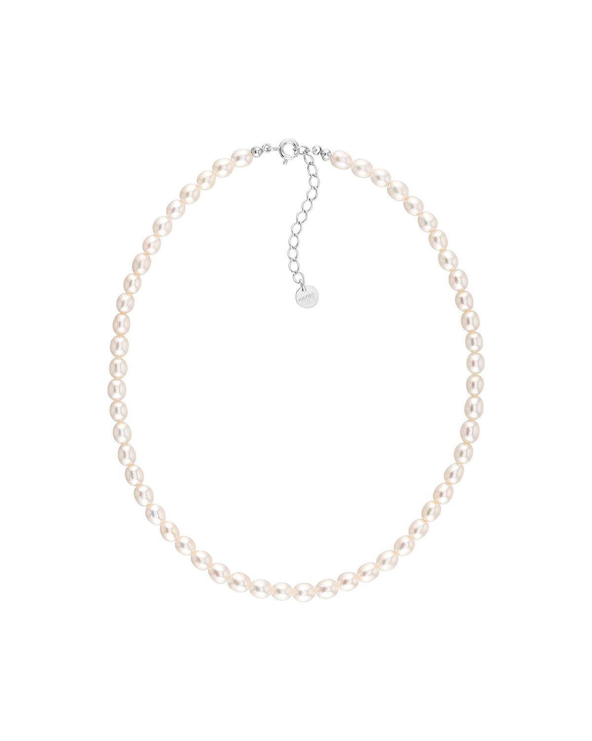 Perlenkette mit ovalen, weiß schimmernden Süßwasserperlen und silber Karabinerverschluss mit Verlängerungskettchen, freigestellt vor hellem Hintergrund.