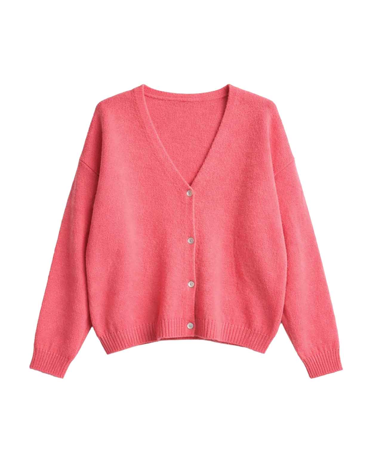 Rosa Damen-Cardigan mit V-Ausschnitt und Knopfleiste. Die Strickjacke hat lange Ärmel, gerippte Bündchen an Ärmeln und Saum und ist freigestellt vor dunklem Hintergrund abgebildet.