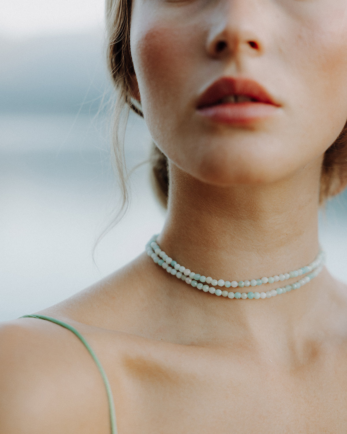 Damen Edelstein Choker aus einem türkisen Chalcedon und einem 925 Sterling Silber Verschluss.