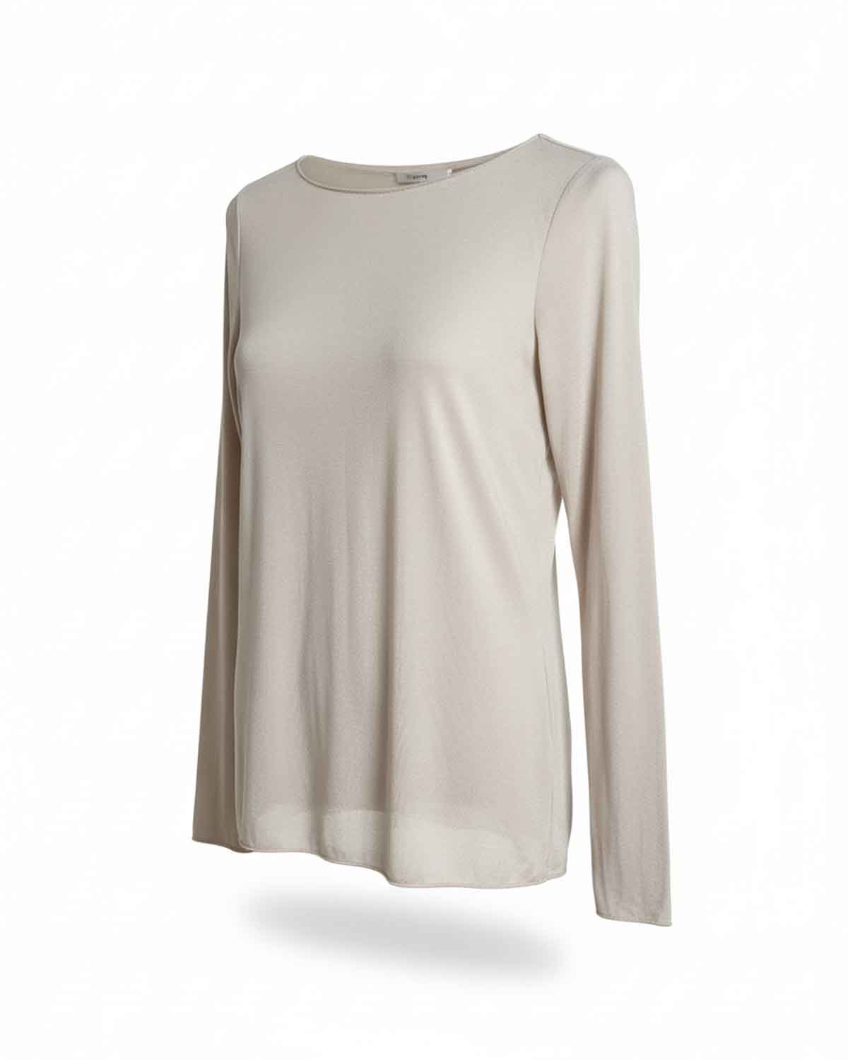 Beigefarbenes, locker fallendes Langarmshirt mit Rundhalsausschnitt und schlichtem Design, freigestellt vor hellem Hintergrund.