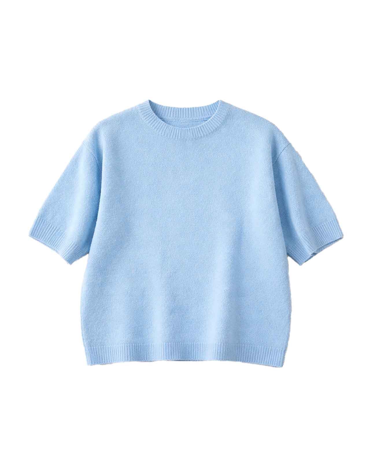 Hellblauer Strickpullover mit Rundhalsausschnitt, kurzen Ärmeln und gerippten Bündchen an Saum und Ärmeln, freigestellt vor weißen Hintergrund.