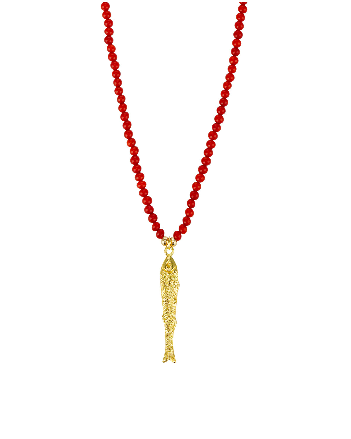 Rote Perlenkette mit kleinen, gleichmäßigen Kugeln und goldfarbenem Verschluss samt Verlängerungskettchen; in der Mitte hängt ein länglicher, goldfarbener Anhänger in Form eines Fisches, freigestellt vor hellem Hintergrund.