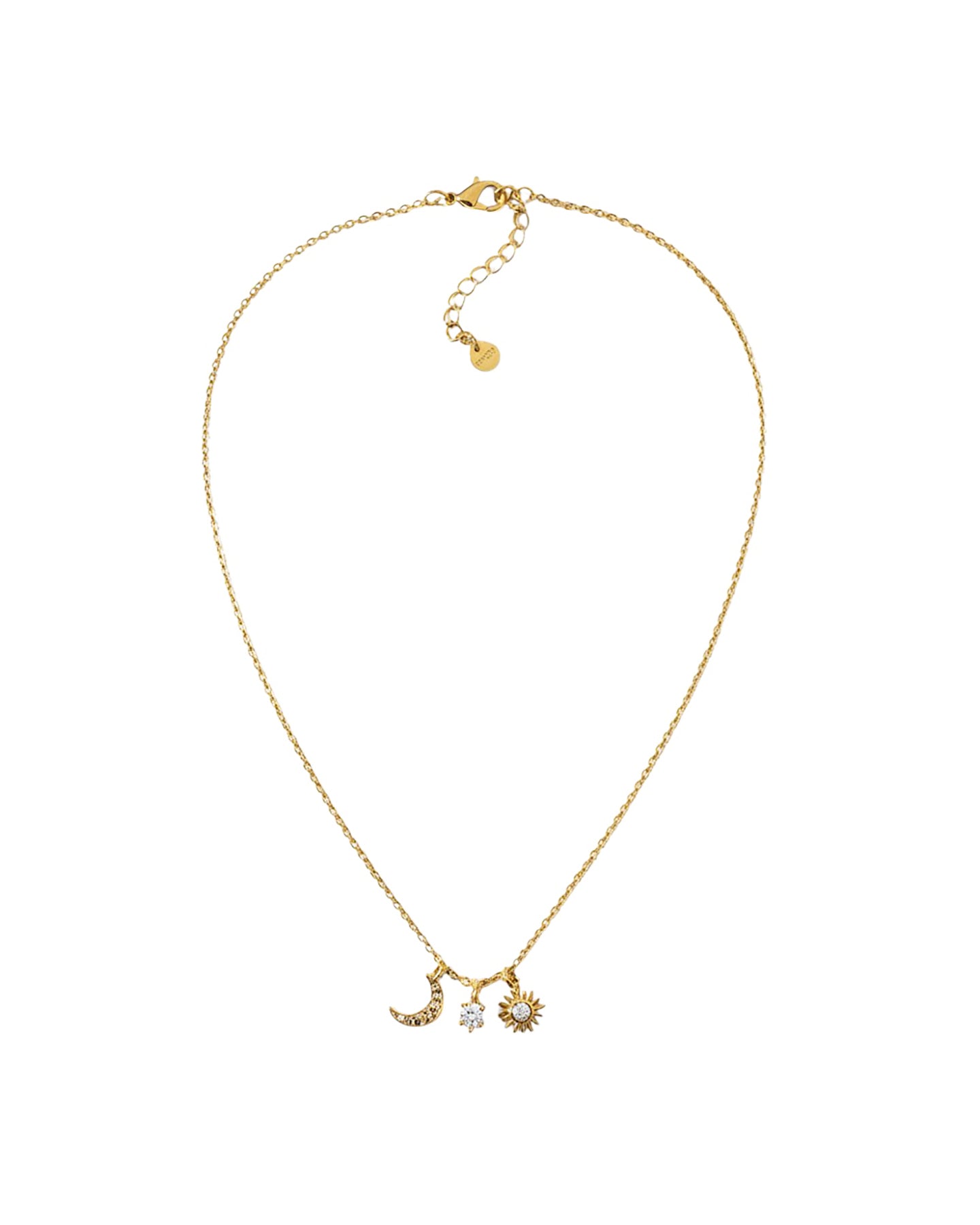 Feine goldfarbene Halskette mit drei kleinen Anhängern – einem halbmondförmigen, mit Steinen besetzten Anhänger, einem kleinen sternförmigen Anhänger und einer Sonne mit strahlenförmigem Rand; mit Karabinerverschluss und Verlängerungskettchen, freigestellt vor weißem Hintergrund.
