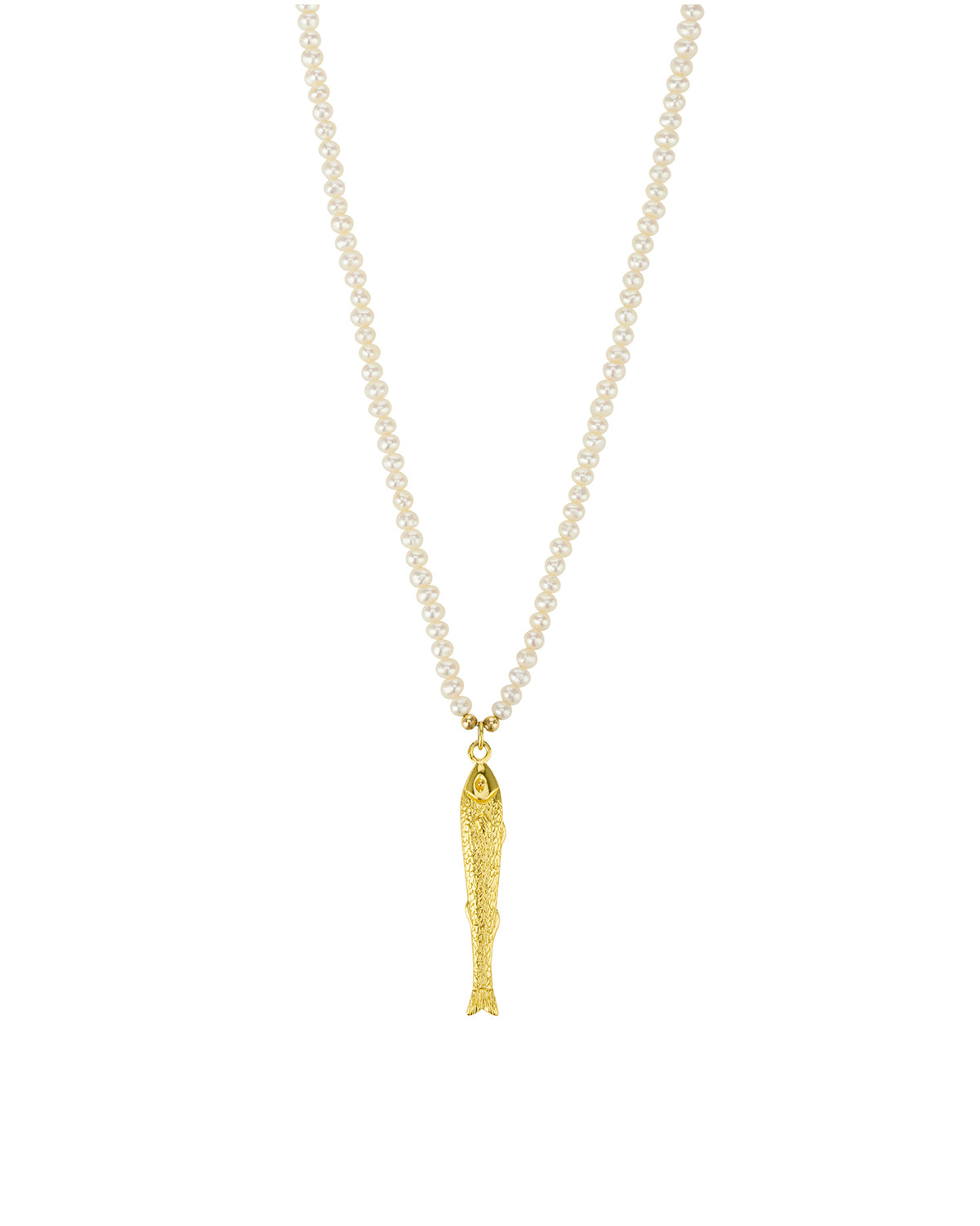 eine Perlenkette mit goldenem Fischanhänger in Nahaufnahme mit weißen Hintergrund.