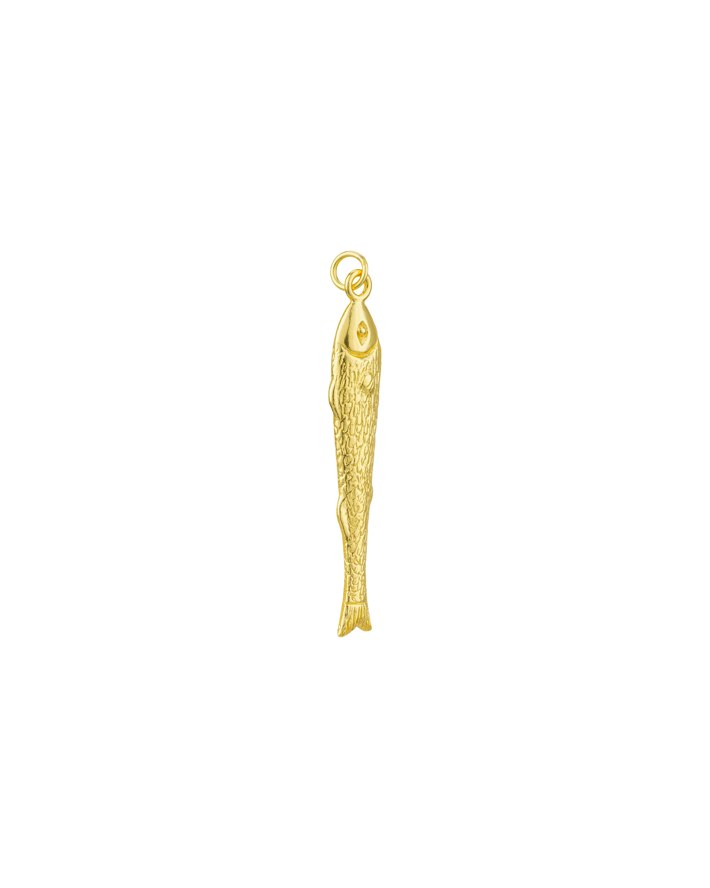 ein Anhänger in Gold in Fischform für eine Halskette. Der Hintergrund ist weiß.
