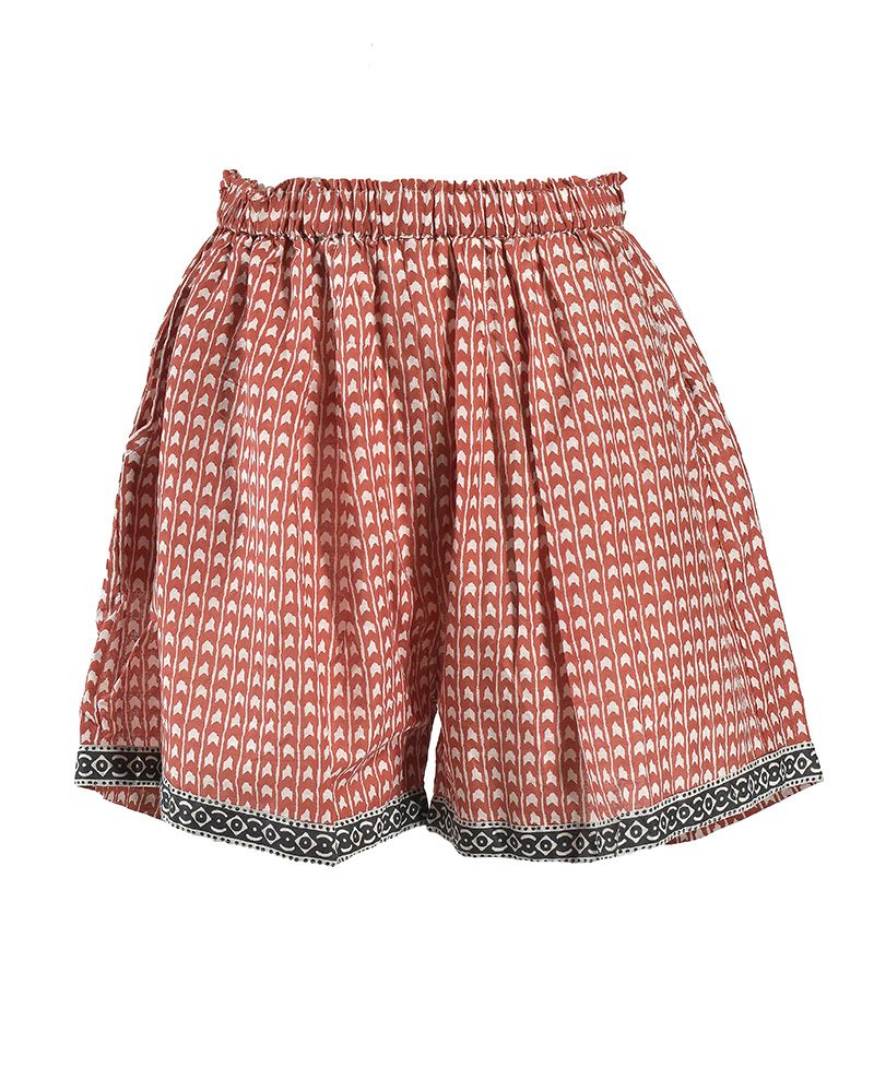 Locker fallende Shorts mit elastischem Bund in Terrakotta und Weiß. Das feine, vertikale Muster wird durch eine schwarze Bordüre mit ornamentalem Design am Saum ergänzt
