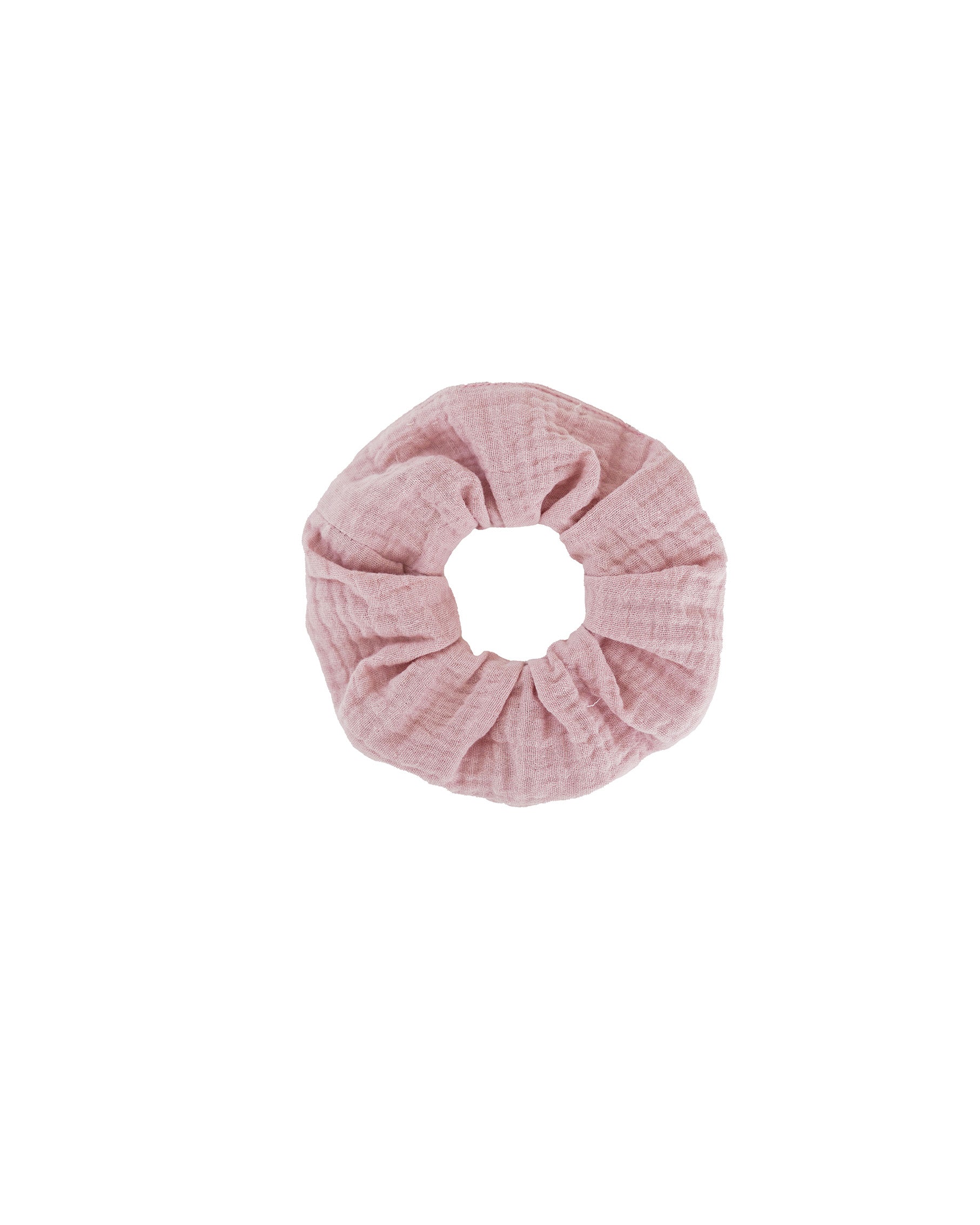 Pastellrosa Scrunchie aus weichem, Baumwoll Stoff, rund geformt und mittig auf weißem Hintergrund fotografiert.