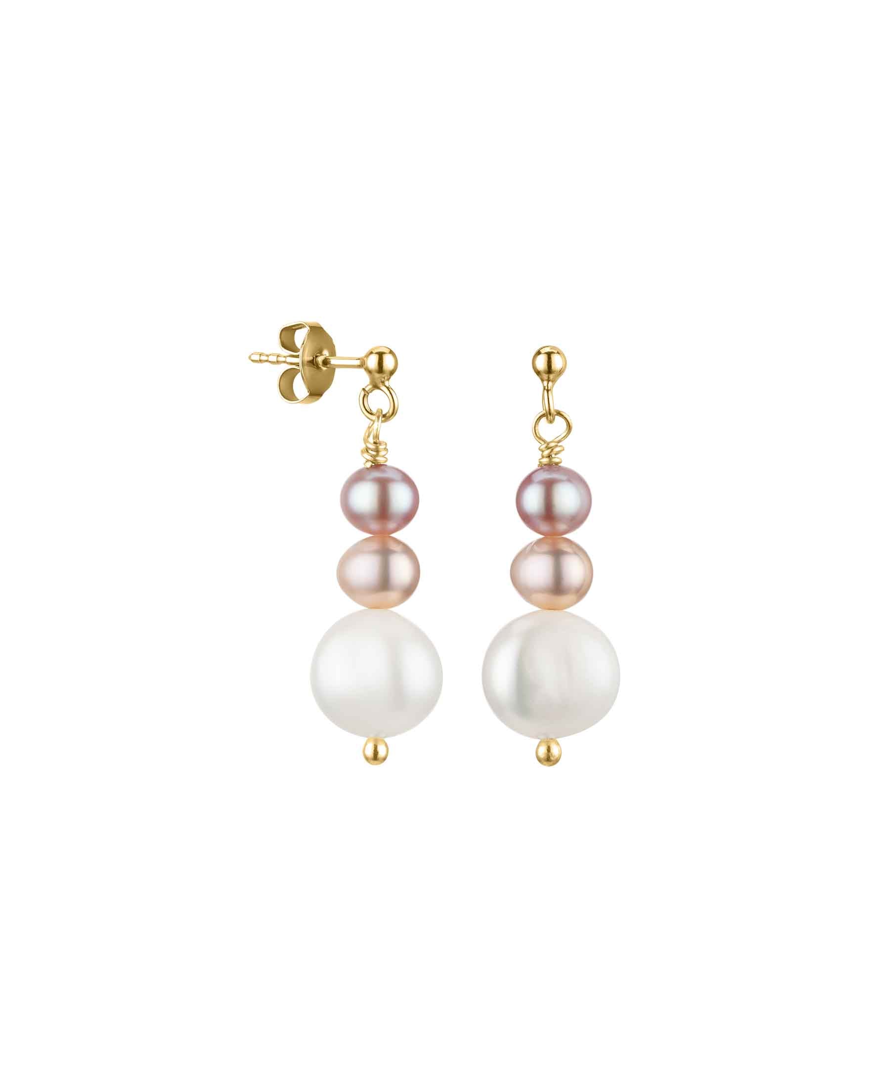 Elegante Perlenohrringe mit drei übereinander angeordneten Perlen in Rosé-, Apricot- und Weißtönen, kombiniert mit goldenen Steckverschluss, freigestellt auf weißem Hintergrund.