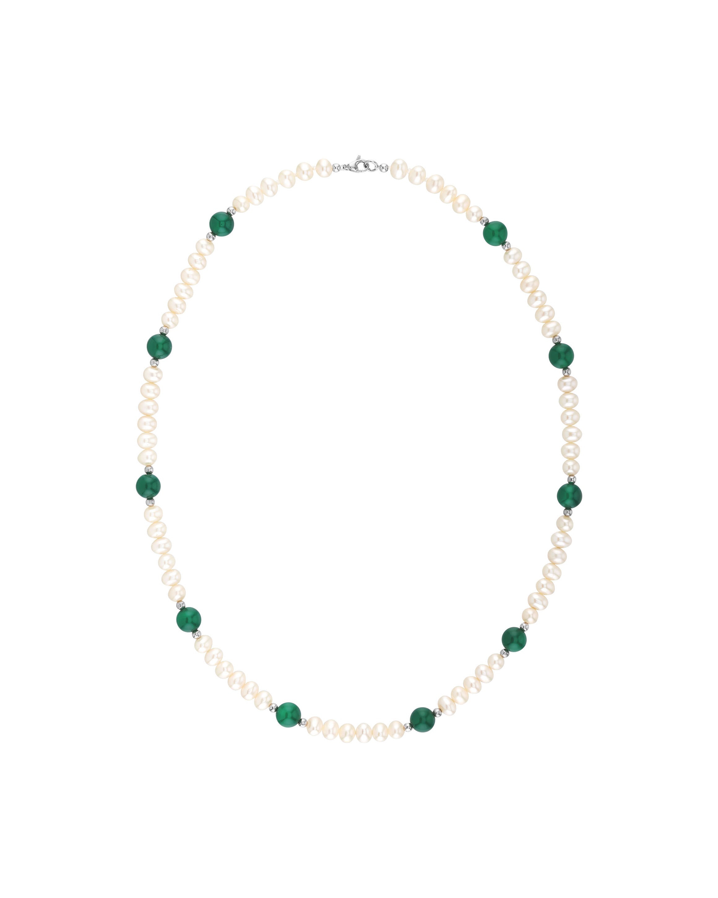 Perlenkette mit weißen, leicht ovalen Süßwasserperlen und gleichmäßig verteilten grünen Edelsteinperlen, versehen mit einem silberfarbenen Verschluss, freigestellt auf weißem Hintergrund.