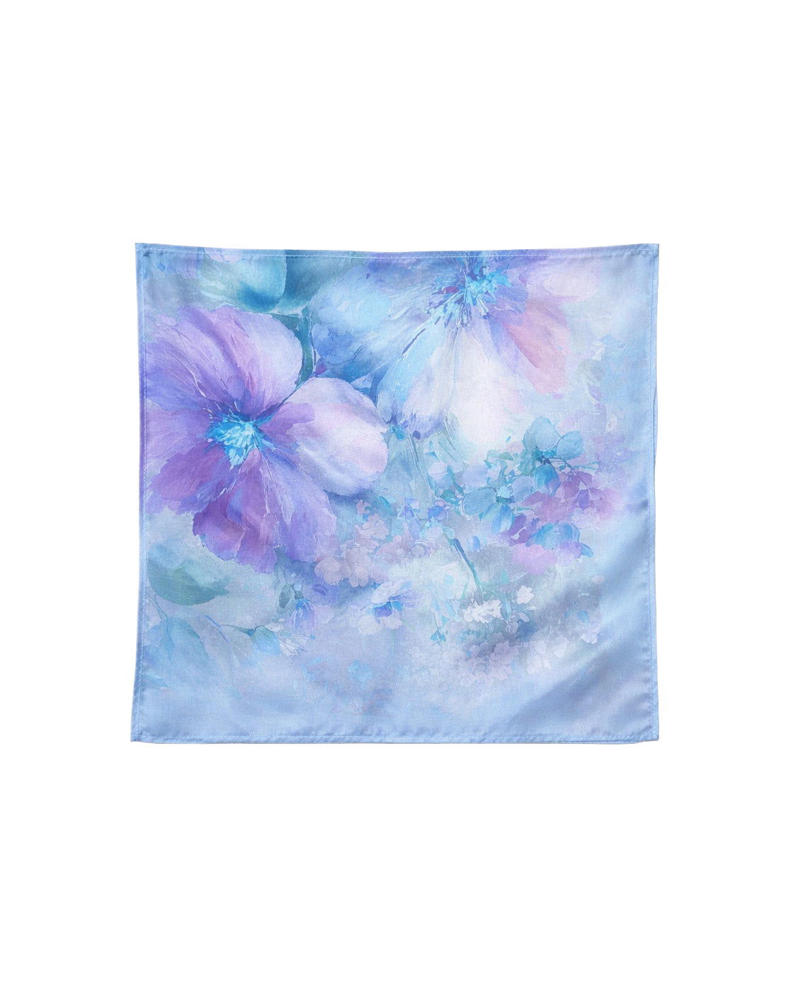 Quadratisches, hellblaues Seidentuch mit großflächigem, zartem Blumenmuster in Blau-, Lila- und Pastelltönen, flach ausgebreitet vor hellem Hintergrund fotografiert.