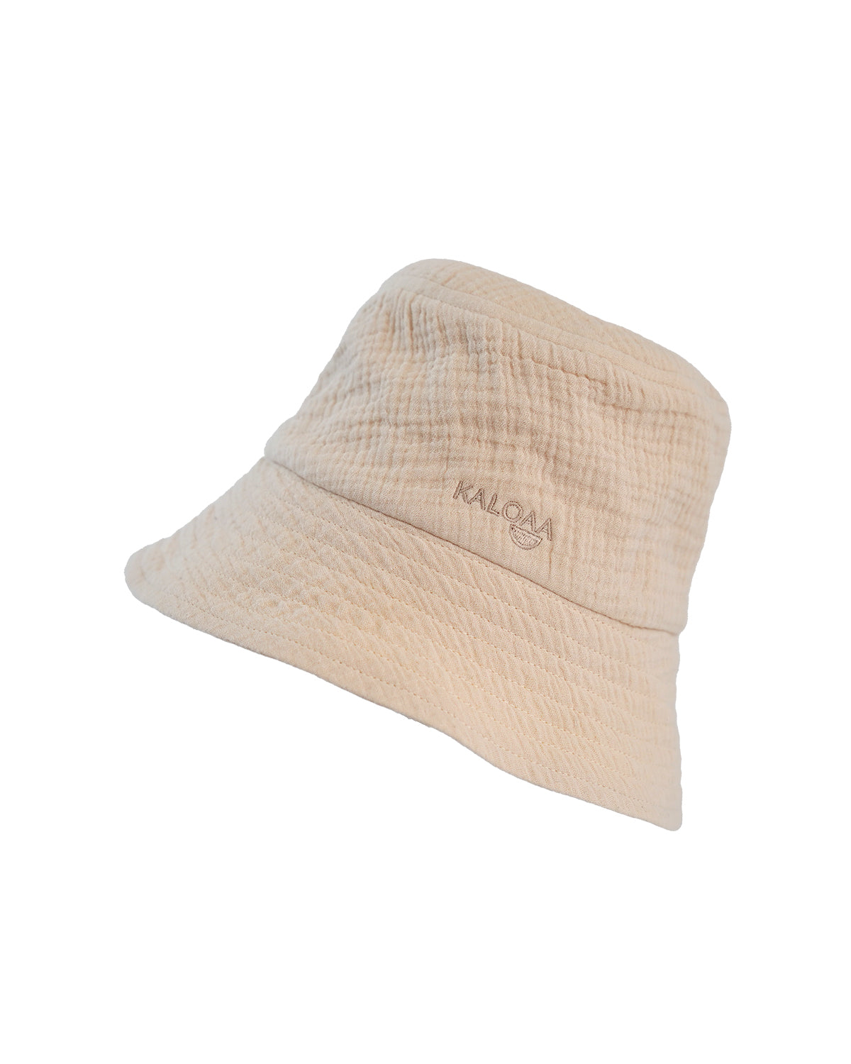 Beiger Bucket Hat aus strukturiertem Baumwollstoff mit schmaler, rundumlaufender Krempe und dezentem Logo auf der Vorderseite vor hellem Hintergrund.
