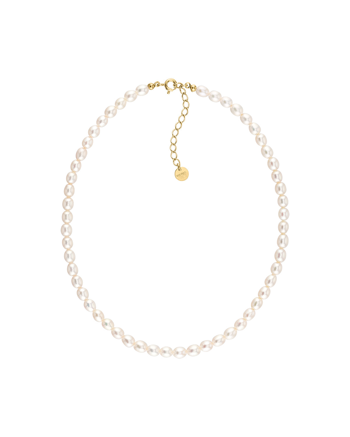 Perlenkette mit ovalen, weiß schimmernden Süßwasserperlen und goldfarbenem Karabinerverschluss mit Verlängerungskettchen, freigestellt vor hellem Hintergrund.