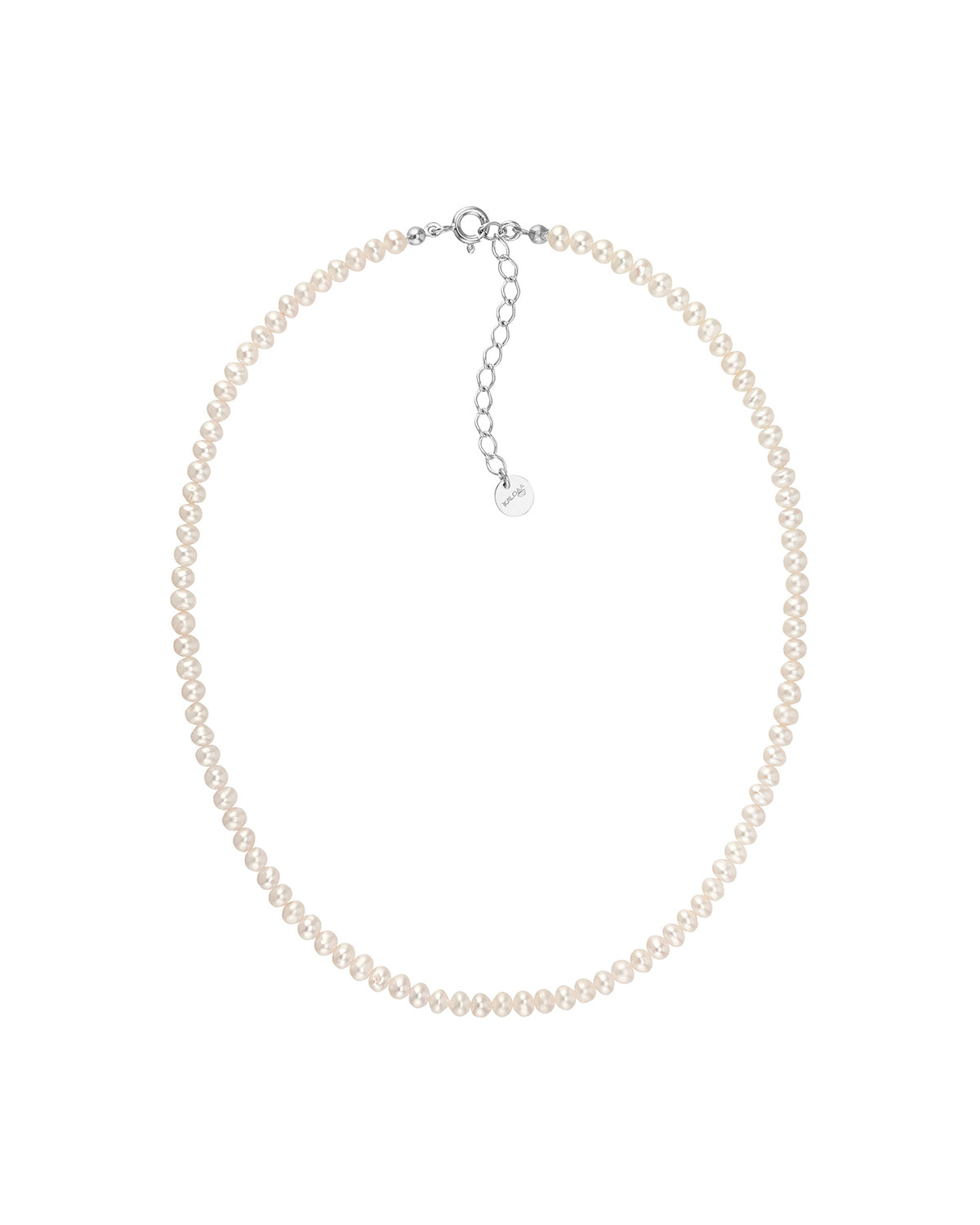 Produktaufnahme einer zarten Perlenkette mit kleinen, weißen, gleichmäßig gereihten Perlen und silberfarbenem Verschluss mit Verlängerungskettchen vor hellem, neutralem Hintergrund.