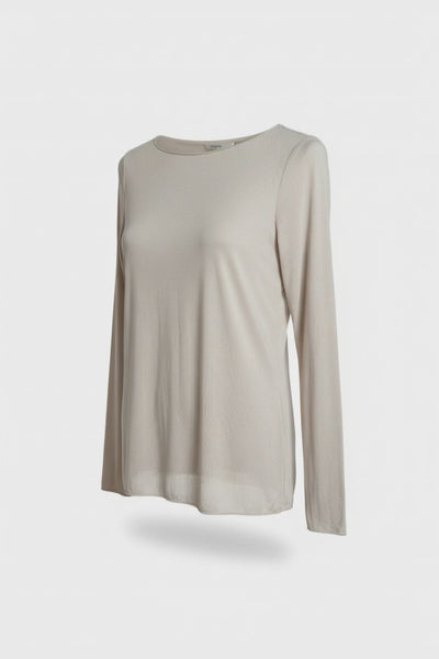 Beigefarbenes, locker fallendes Langarmshirt mit Rundhalsausschnitt und schlichtem Design, freigestellt vor hellem Hintergrund.
